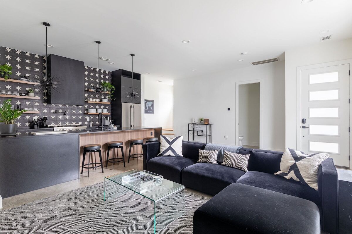 3 Bedroom sleeps 11!  1 1/2 miles to Broadway!