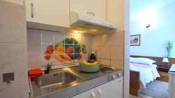 Refrigerador, parrilla de estufa y utensilios de cocina