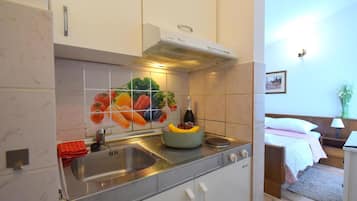 Kühlschrank, Herdplatte, Wasserkocher mit Kaffee-/Teezubehör