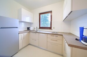 Frigorifero, microonde, piano cottura, lavastoviglie