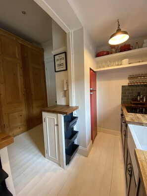 Kühlschrank, Ofen, Herdplatte, Geschirrspüler