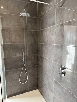 Douche, douche à « effet pluie », serviettes fournies, savon