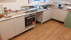 House, Multiple Beds | Private kitchen | Fridge, microwave, oven, stovetop - Remarkable 4-bed House in Dudley (Dudley)