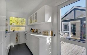 Køleskab, kogeplade, kaffe-/temaskine
