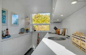 Kühlschrank, Herdplatte, Wasserkocher mit Kaffee-/Teezubehör