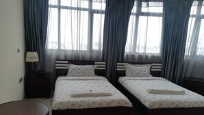 Deluxe Twin kamer | Een kluis op de kamer, verduisterende gordijnen, geluiddichte muren