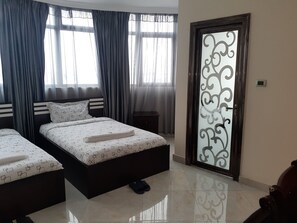 Peti besi dalam bilik, langsir/tirai gelap terus, kalis bunyi 