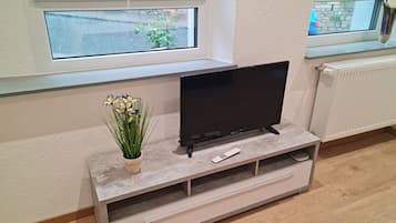 Habitación clásica | Área de sala de estar | Televisión de pantalla plana de 98 cm con canales por cable