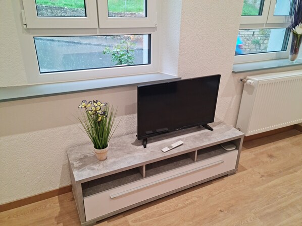 Habitación clásica | Área de sala de estar | Televisión de pantalla plana de 98 cm con canales por cable 