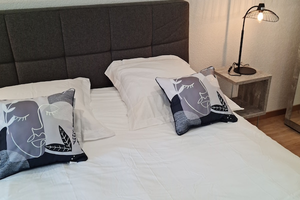 Habitación clásica | Ropa de cama de alta calidad, edredón y minibar