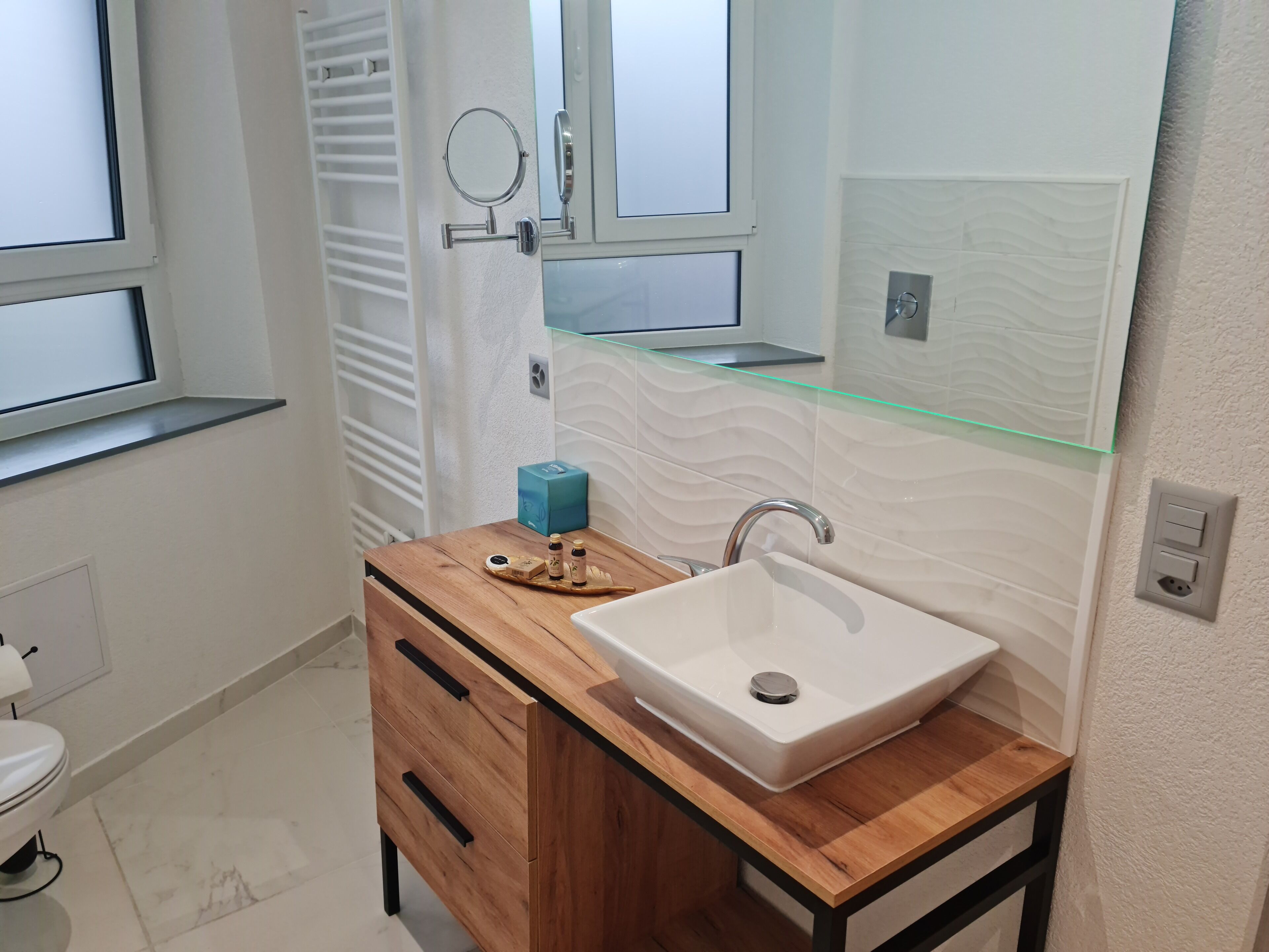 Executive kamer | Badkamer | Een douche, een regendouche, gratis toiletartikelen, een haardroger