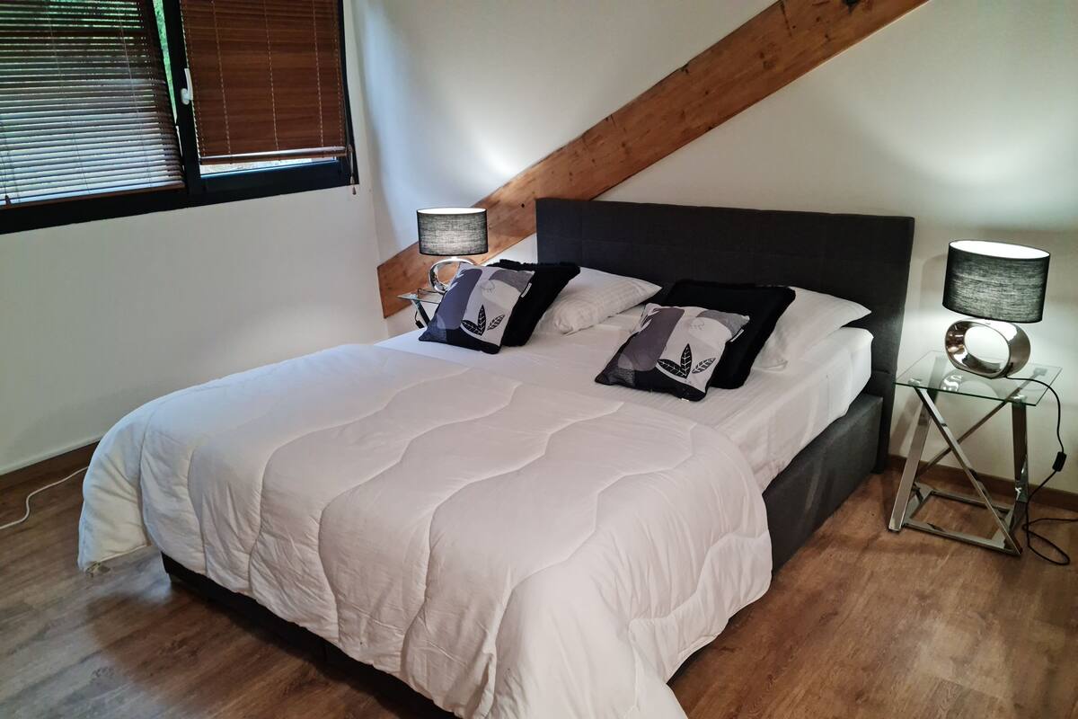 Familiekamer | Luxe beddengoed, donsdekens, een minibar, een kluis op de kamer