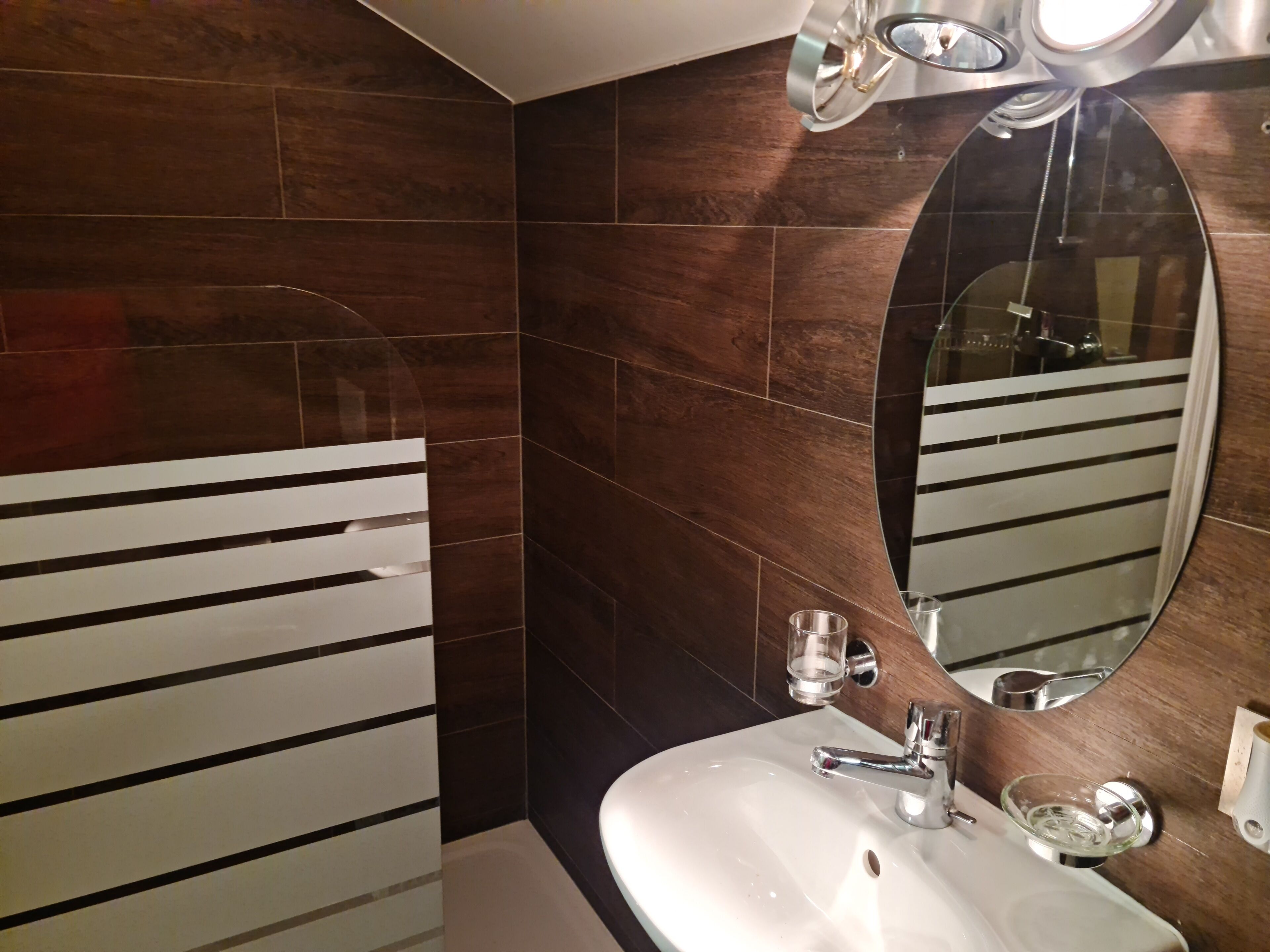 Economy Studio | Bathroom | Shower, rainfall showerhead, free toiletries, hair dryer
