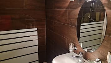 Economy Studio | Bathroom | Shower, rainfall showerhead, free toiletries, hair dryer