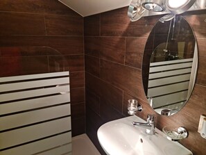 A modern bathroom with a white sink, chrome faucet, and a large mirror. - LA FACTORY by LNA (Porrentruy)