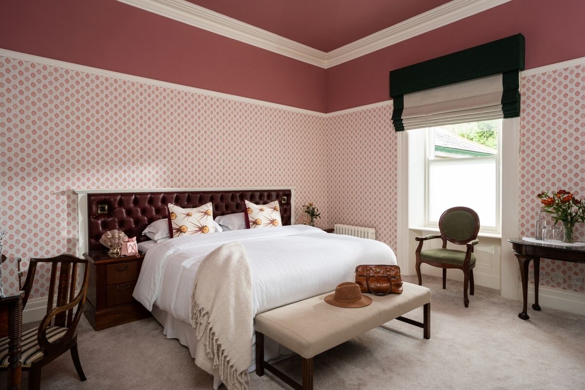 بديكورات فريدة لكل غرفة وطراز فريد لكل وحدة ومكواة/لوح كي