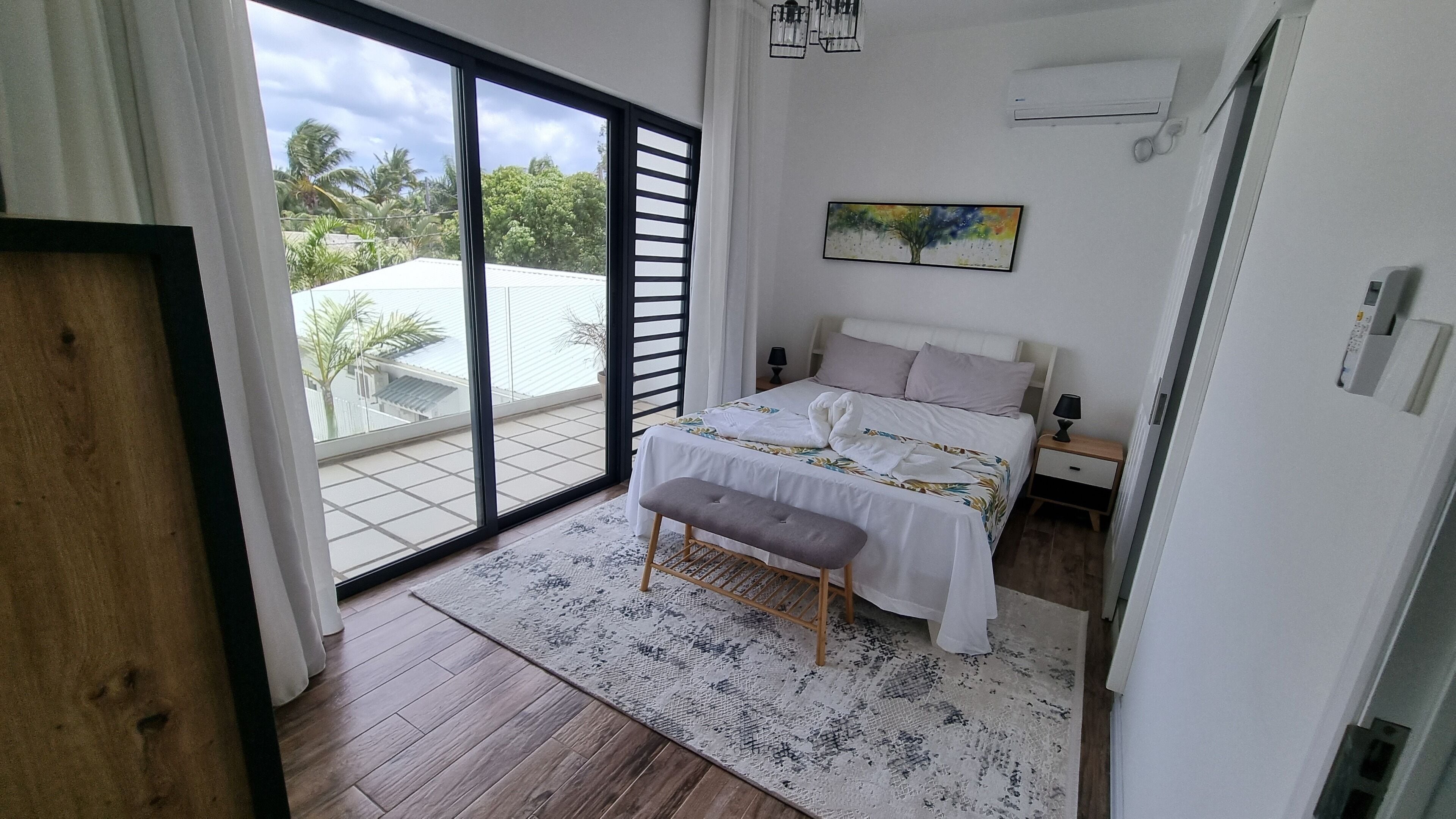 4 室のベッドルーム、セーフティボックス (室内)、アイロン / アイロン台、WiFi (無料)