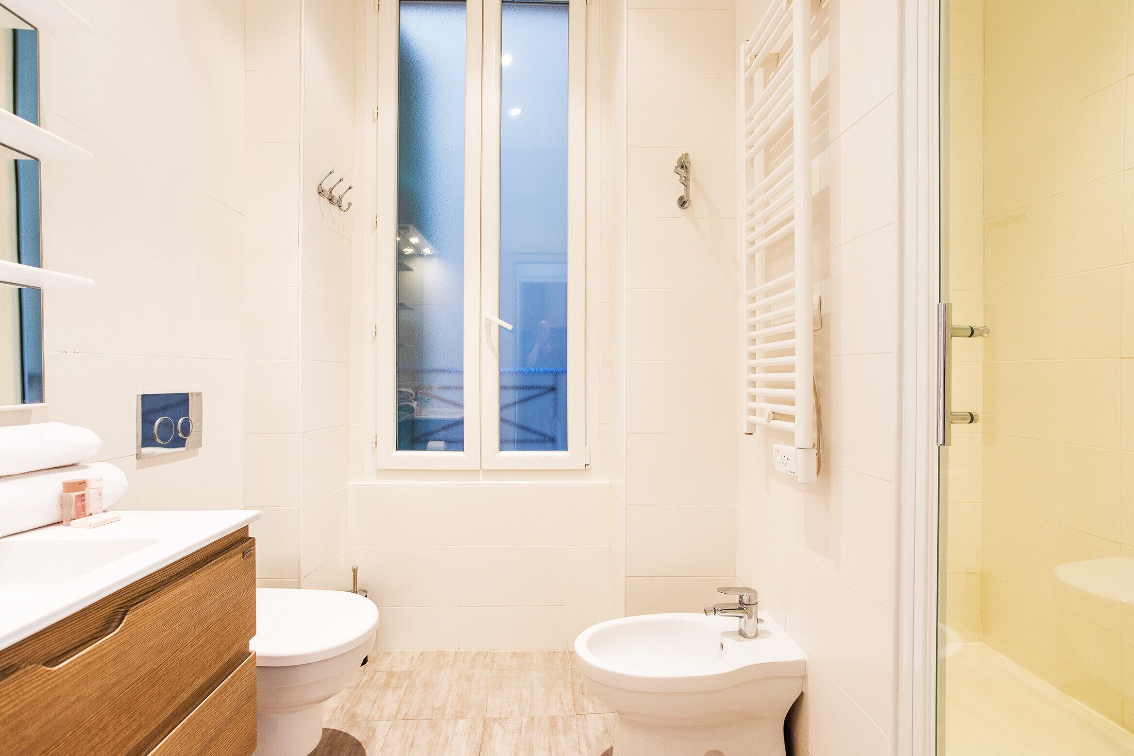Ein Badezimmer mit Toilette, Bidet und einer Duschkabine.