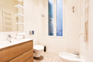 Shower, towels - MASSENA AP4312 By Riviera Holiday Homes (Niza)