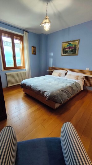 2 Schlafzimmer, Schreibtisch, Bügeleisen/Bügelbrett, Reisekinderbett