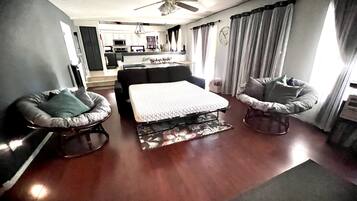 4 bedrooms, desk, travel crib, WiFi