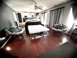 4 bedrooms, desk, travel cot, WiFi