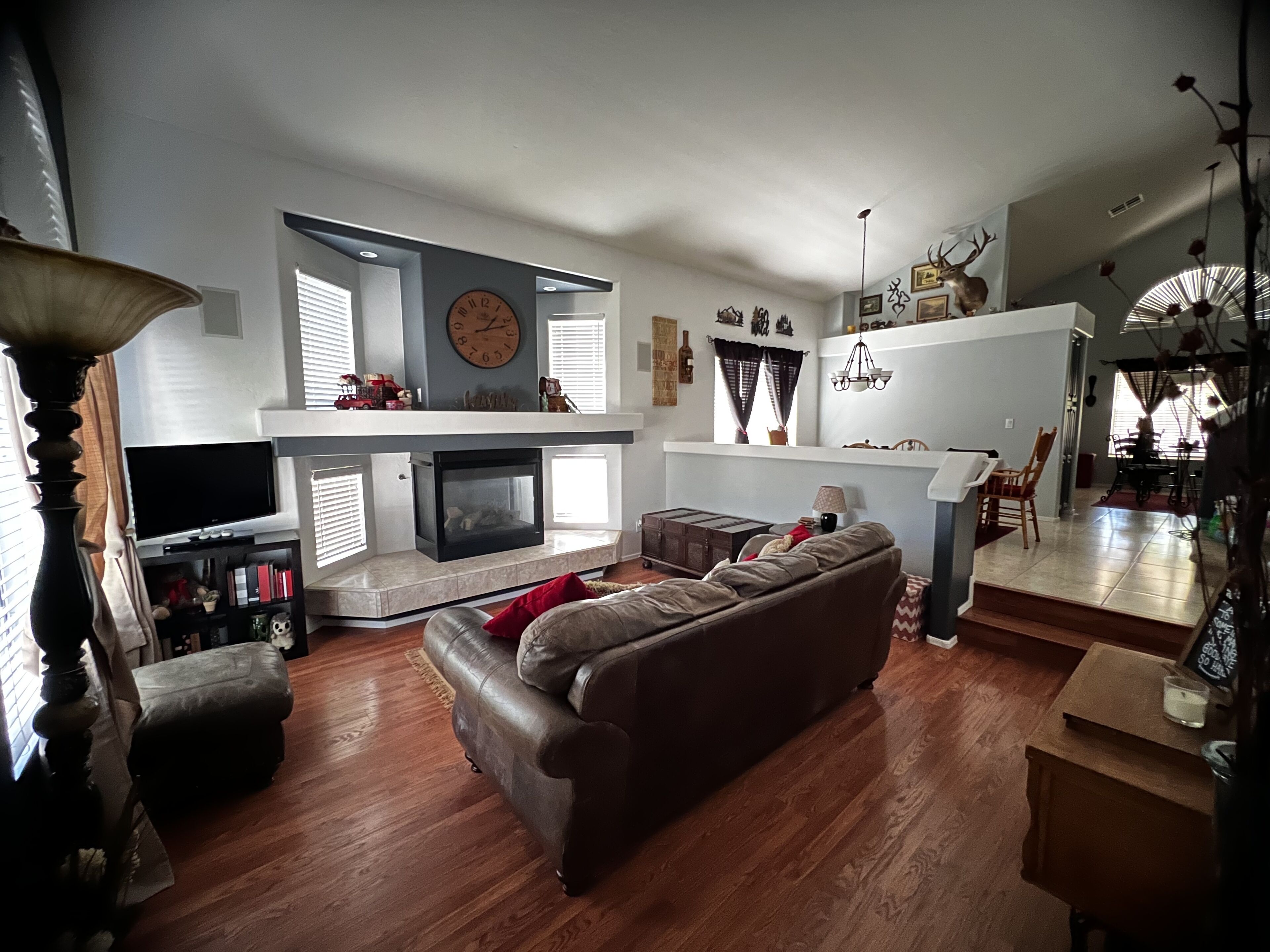 スマートテレビ、暖炉、DVD プレーヤー、テーブルサッカー台