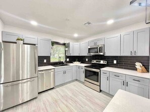 Fridge, microwave, oven, stovetop - Family 3BR Orlando Retreat | Kitchen & Wi-Fi (Orlando)