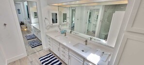 House, Multiple Beds, Pool Access, Pool View | Bathroom | Towels - Bahama Mama House (South Padre Island)