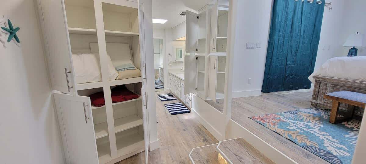 Ein Schlafzimmer mit einem Bett, einem Kleiderschrank und einem Badezimmer.