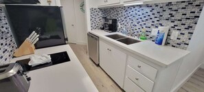 Casa, varias camas, acceso a la alberca, vista a la alberca | Cocina privada | Refrigerador, microondas, horno y parrilla de estufa 