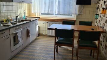 Kühlschrank, Herdplatte, Geschirrspüler, Wasserkocher