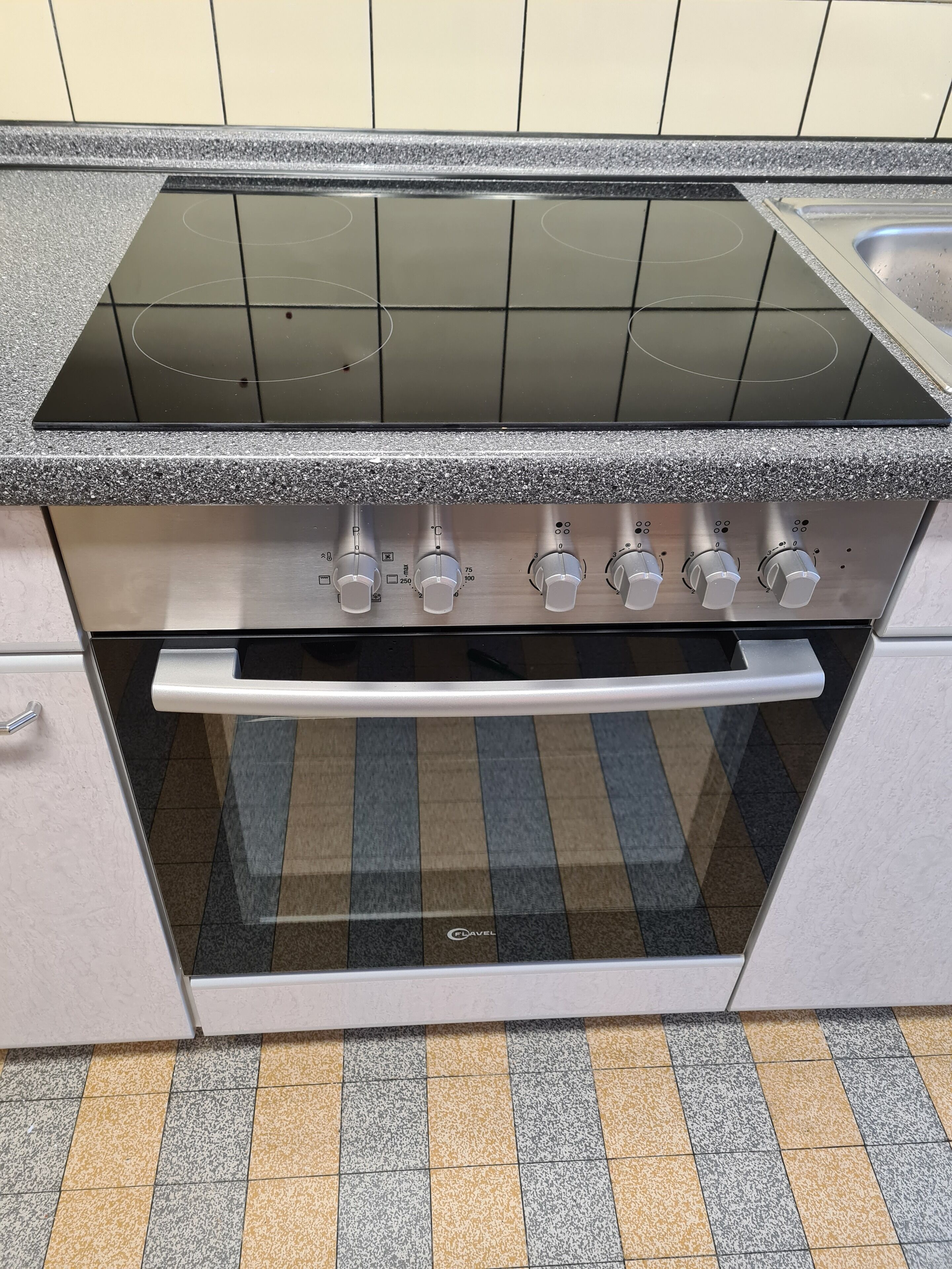 Kühlschrank, Herdplatte, Geschirrspüler, Wasserkocher