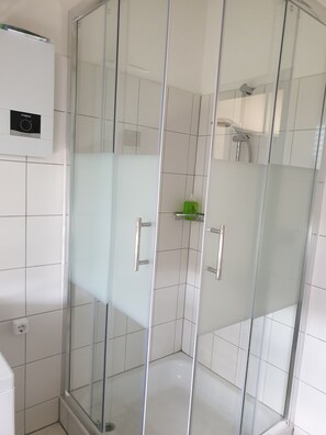Dusche, Handtücher, Seife, Toilettenpapier