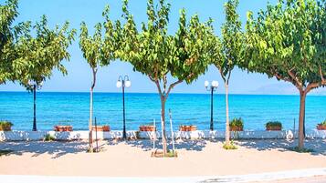 NĂ€ra stranden, solstolar och strandhanddukar