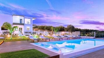 Utomhuspool och infinity-bassÀng