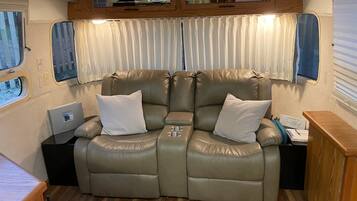 Tv, bøger, stereoanlæg