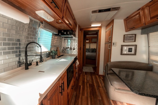 Kühlschrank, Mikrowelle, Herdplatte, Wasserkocher mit Kaffee-/Teezubehör