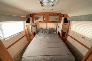 1 chambre, fer et planche à repasser