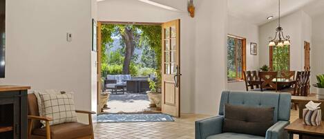 Télévision, cheminée, espaces bureaux