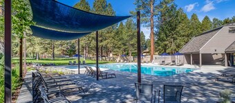 New Listing! Hotel style suite in Mt. Bachelor Village!