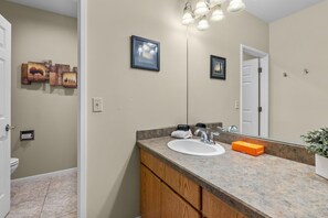 淋浴设施、吹风机、毛巾