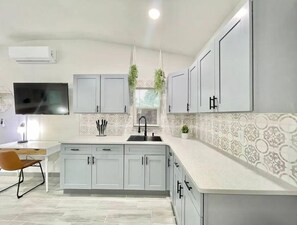 Fridge, microwave, stovetop, coffee/tea maker - Studio Orlando Stay | Parking, Wi-Fi + Comfort (Orlando)