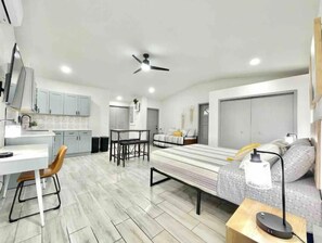 Skrivebord, strykejern/-brett, wi-fi (inkludert) og sengetøy