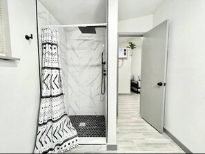 Hårføner og håndklær