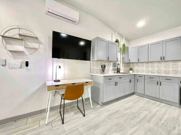 Kjøleskap, mikrobølgeovn, kokeplater og kaffetrakter/tekoker