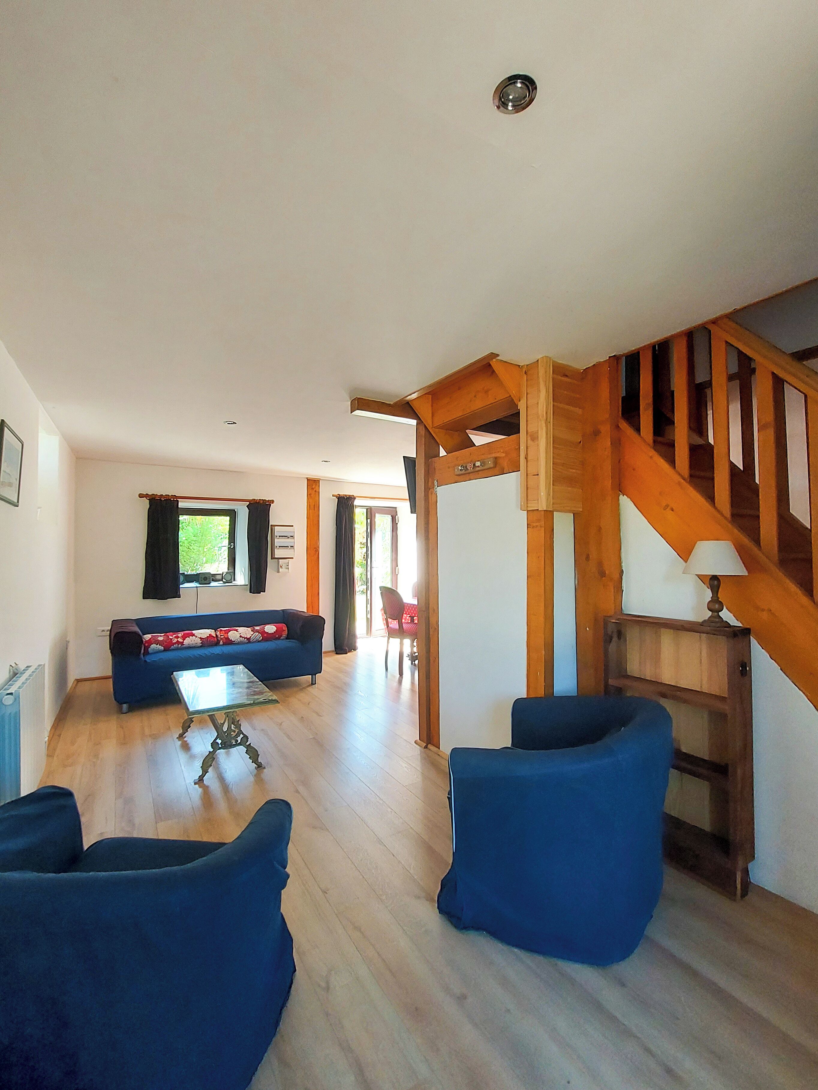 Traditionele cottage | Woonruimte | Een 25-inch televisie met kabelzenders en speelgoed