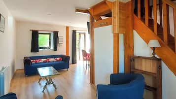 Traditionele cottage | Woonruimte | Een 25-inch televisie met kabelzenders en speelgoed