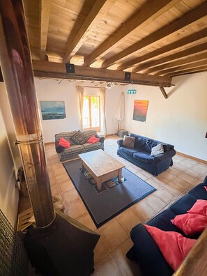 Cottage 2 - Le Hibou - 3 bedrooms | Oppholdsområde | En 25-tommers TV med kabel-kanaler samt leker