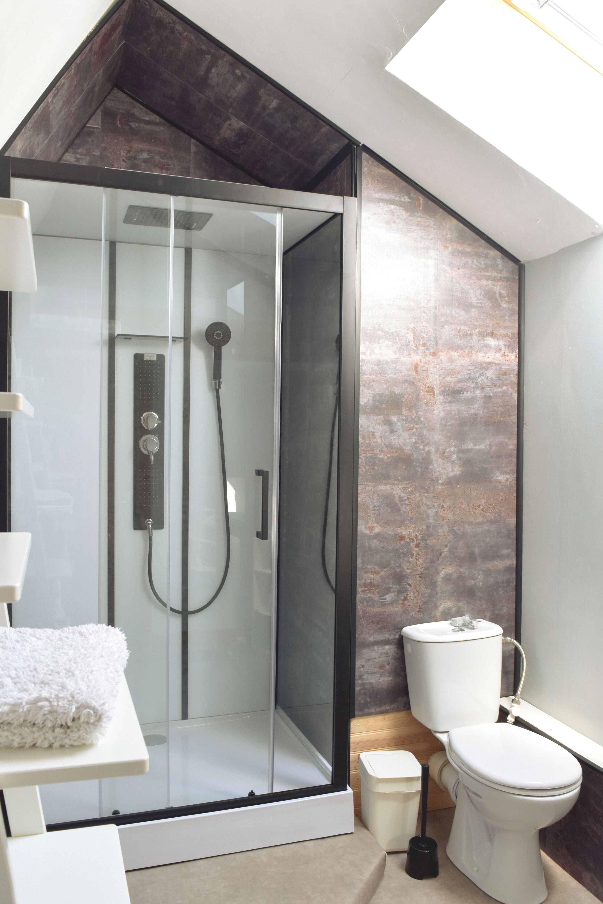 Cottage 4 - Le Chai - 3 bedrooms | Bathroom | Hair dryer, towels